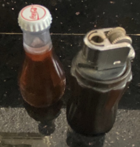 7706-1 € 3,00 coca cola aansteker in vorm van flesje.jpeg